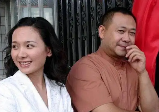 52岁姜武旅居四川小县城与娇妻宋妍齐变胖夫妻恩爱36年不变心