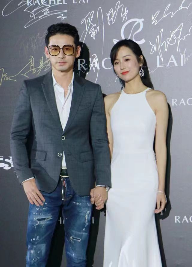 吕一夫妇秀场秀恩爱丈夫精英范十足很时髦她穿挂脖裙太知性