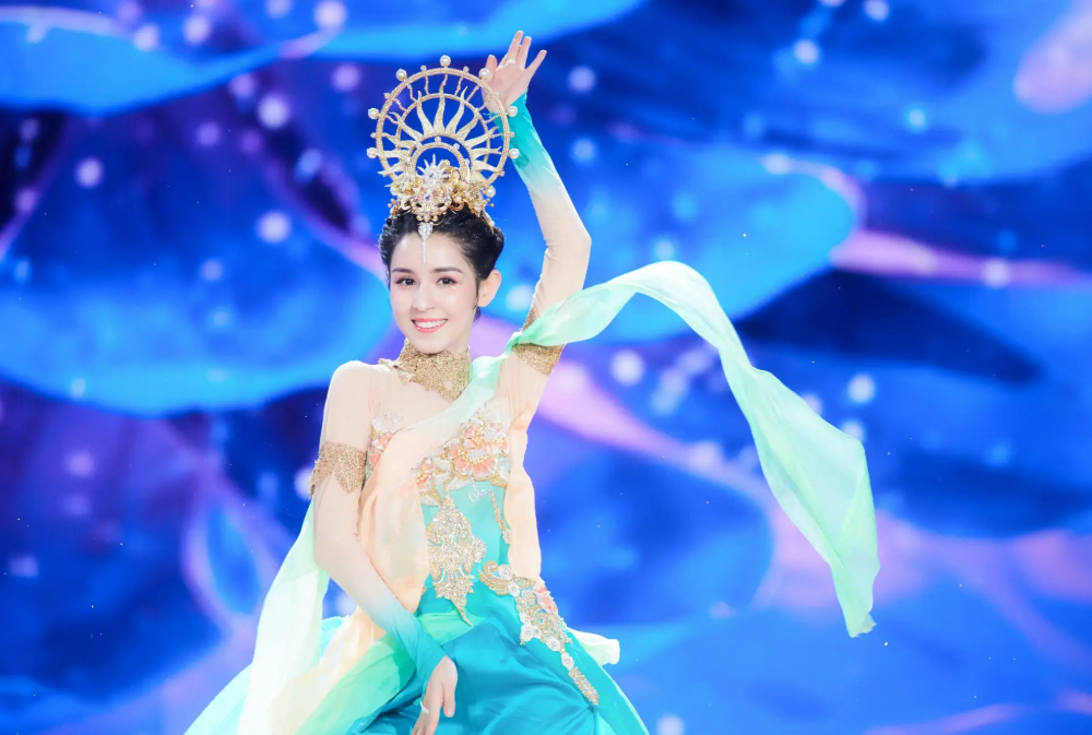 因在国风唱演秀《国风美少年》中表演舞蹈《一梦敦煌》而获得关注,成