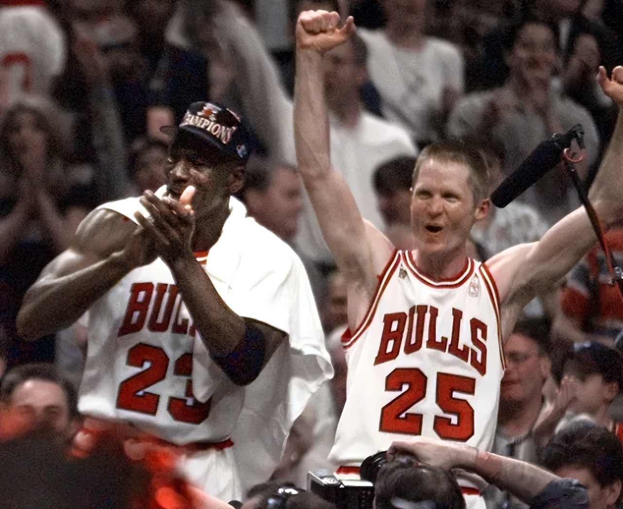 皮蓬这六座总冠军就众所周知了,后面99年在火箭与奥拉朱旺,巴克利组成