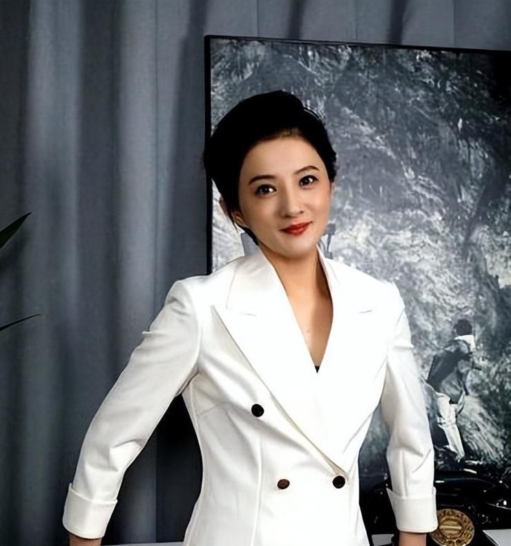 小婉君金铭,其实没有长残,但为何就是给人普通的感觉?__财经头条