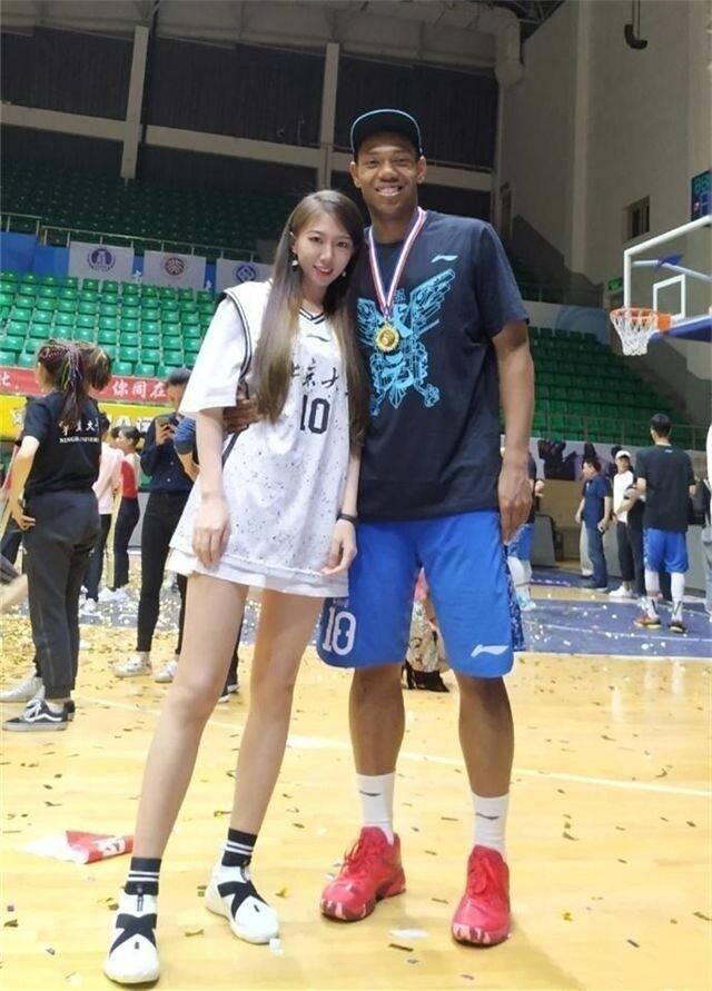cba祝铭震晒恩爱合照被1米8女友水下公主抱感情甜蜜令人羡慕
