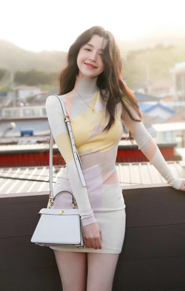 哈尼克孜绯闻男友路边抠脚身穿短裤坐在路边不停抓脚不嫌脏