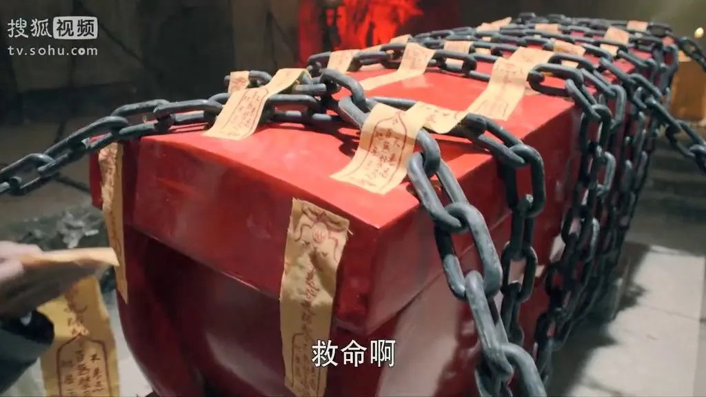 段三郎自挂东南枝,岳绮罗凤冠霞帔,被活活关在了棺材里.