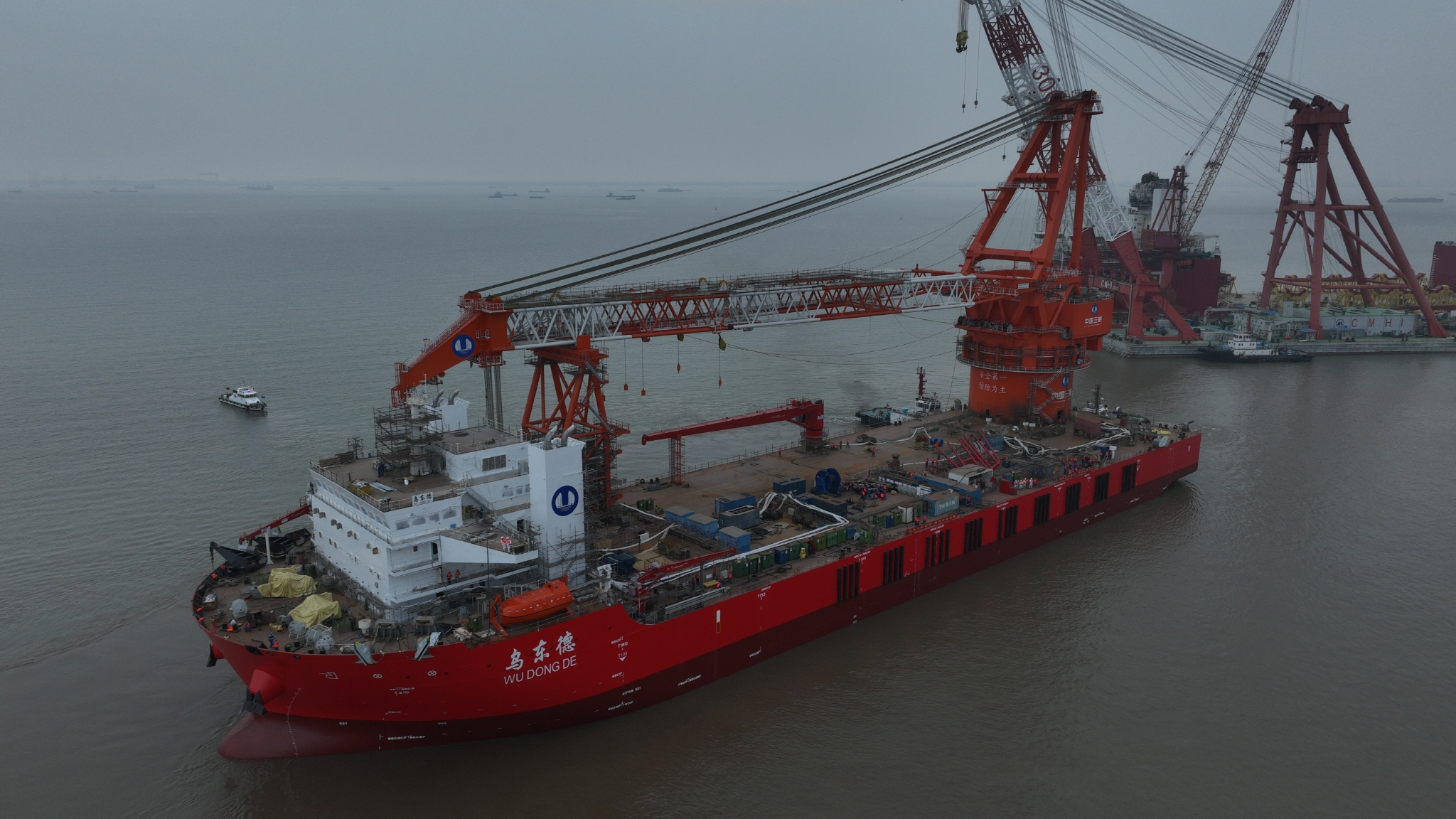 国内首艘运输起重一体化海上风电施工船出坞