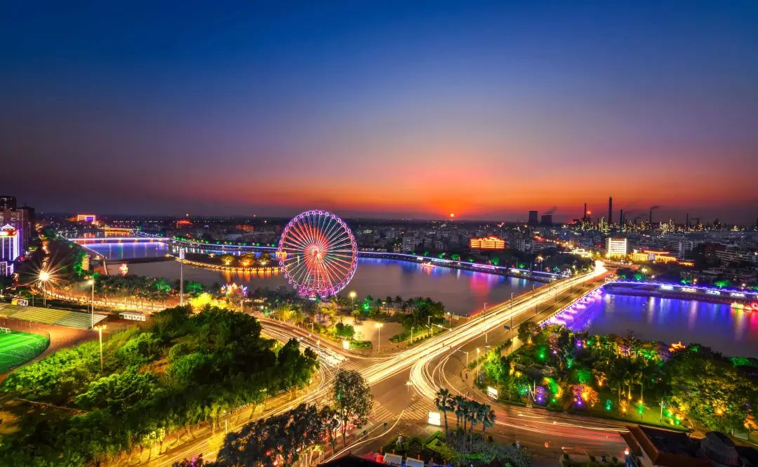 茂名市区小东江夜景(来源:茂名市城市管理和综合执法局)