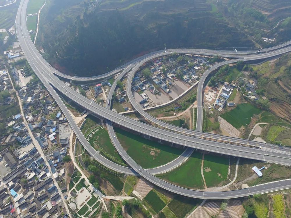 飞机场……陇南逢山开路,遇水架桥从内到外,四通八达,通江达海交通