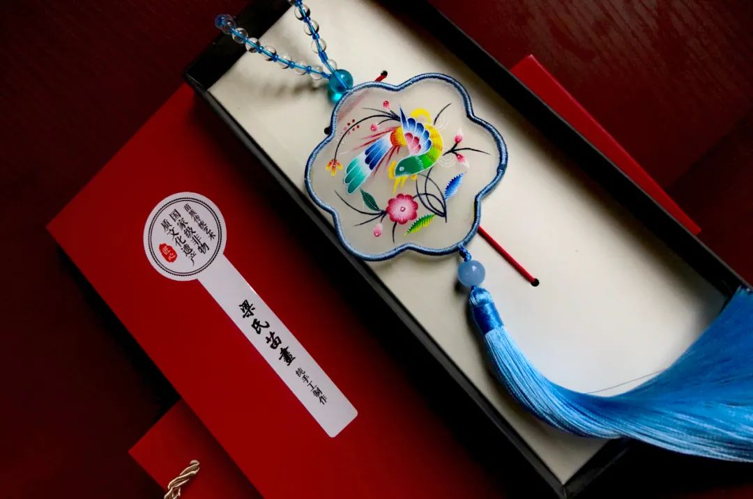 苗画衍生品车挂苗画衍生品团扇如果有对苗画有兴趣的小伙伴快来湘西跟