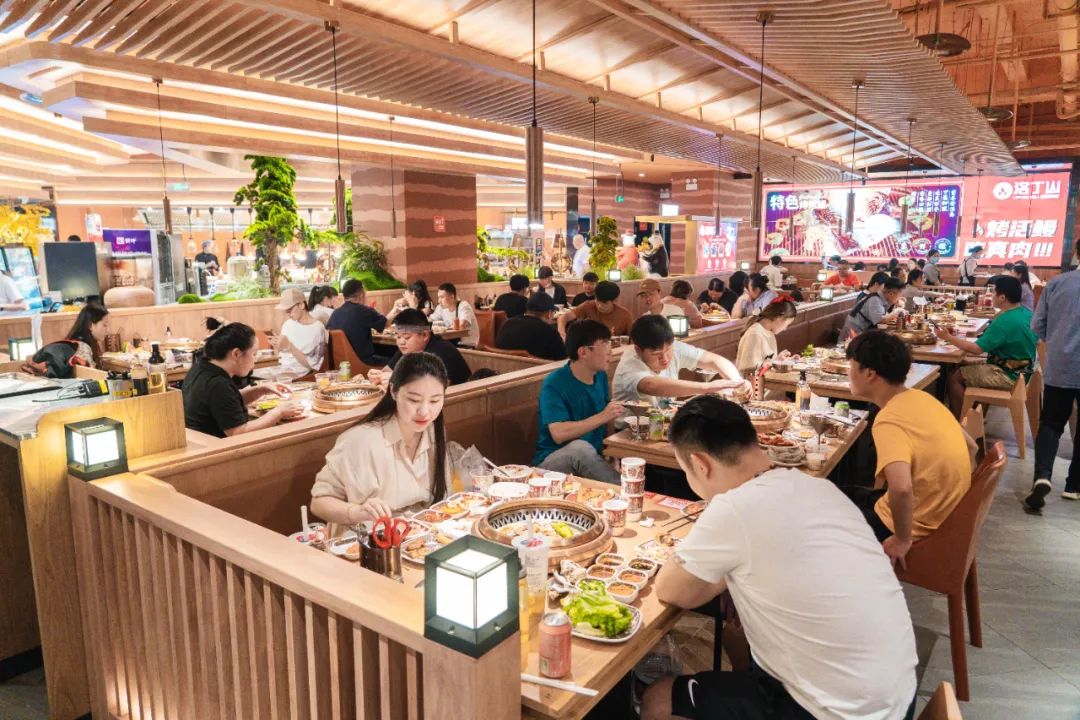 包河万达室内餐厅,顾客在店内有序就餐.任敏 翁艳 摄