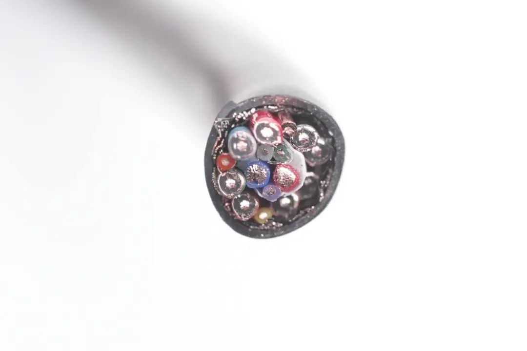 线身截断横截面一览,内部是17根线芯,外层数据线采用同轴线设计,中心