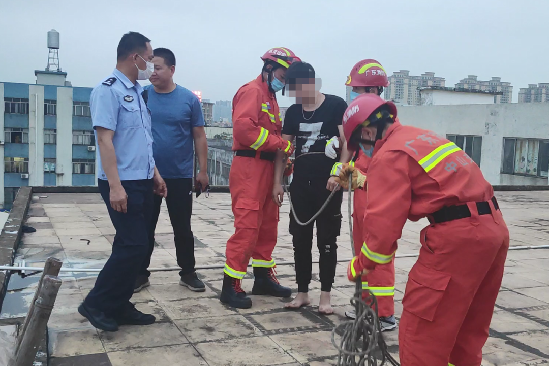 一男子欲跳楼轻生,消防员“回手掏”成功救援休闲区蓝鸢梦想 - Www.slyday.coM 一男子欲跳楼轻生,消防员“回手掏”成功救援休闲区蓝鸢梦想 - Www.slyday.coM