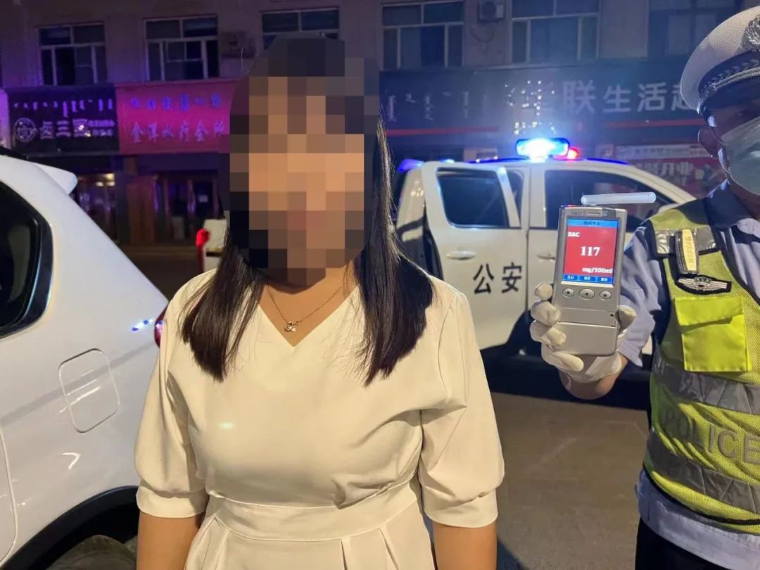 我以为交警都下班了凌晨1点多女司机心存侥幸酒驾被抓