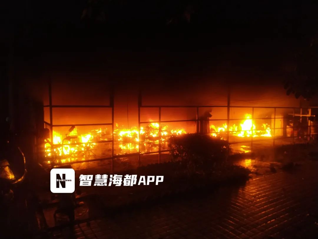 凌晨突发！福州一小区电动车棚起火，30余辆电动车被烧毁休闲区蓝鸢梦想 - Www.slyday.coM