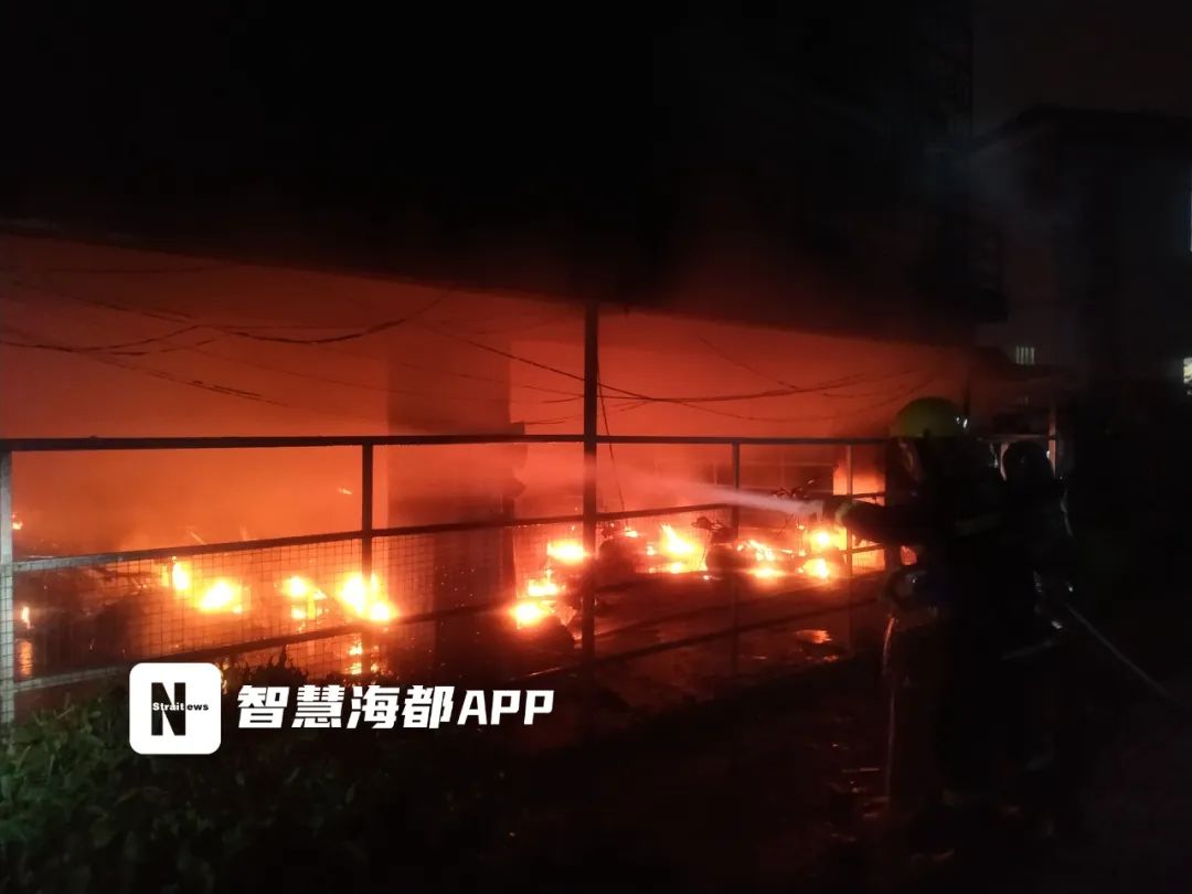 凌晨突发！福州一小区电动车棚起火，30余辆电动车被烧毁休闲区蓝鸢梦想 - Www.slyday.coM