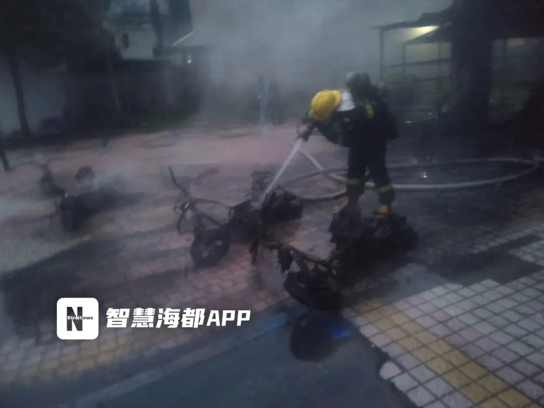 凌晨突发！福州一小区电动车棚起火，30余辆电动车被烧毁休闲区蓝鸢梦想 - Www.slyday.coM