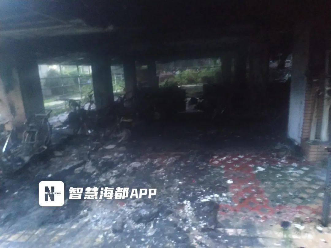 凌晨突发！福州一小区电动车棚起火，30余辆电动车被烧毁休闲区蓝鸢梦想 - Www.slyday.coM