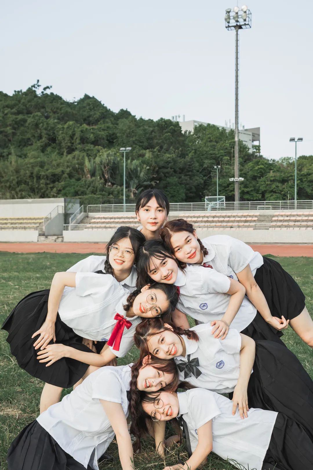 合照人多不会摆这样拍让你的毕业照片最出众