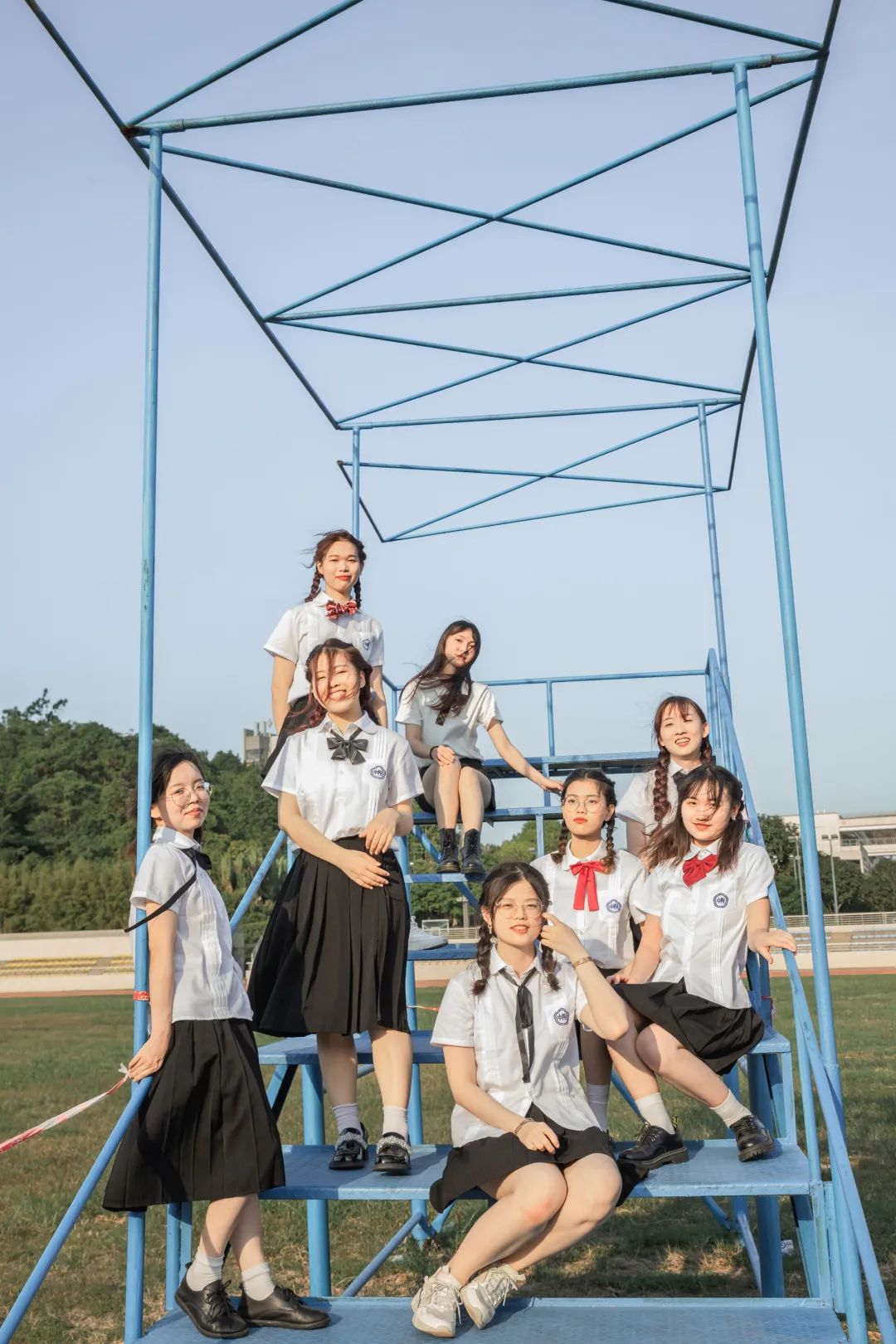 合照人多不会摆这样拍让你的毕业照片最出众