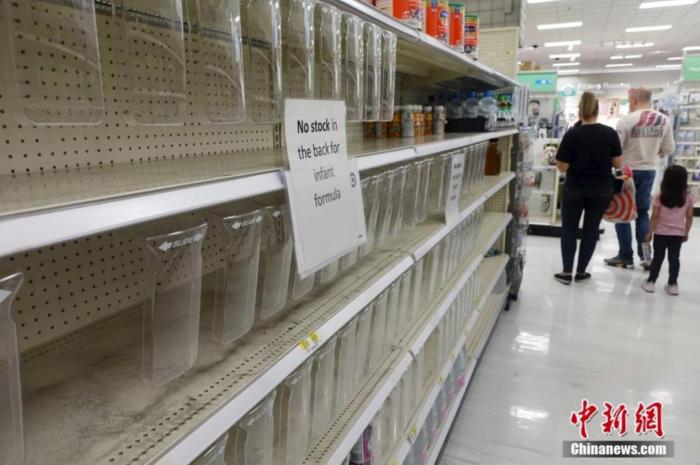 资料图：美国超市货架奶粉短缺。 中新社记者 廖攀 摄