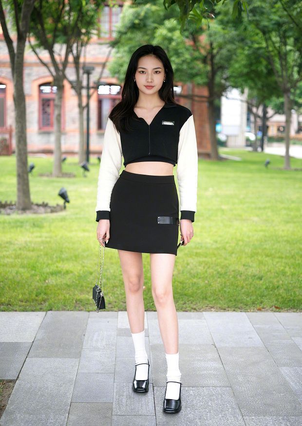 被"杭州女生"圈粉了,出街凹造型不过度露肤,却穿得性感又气质