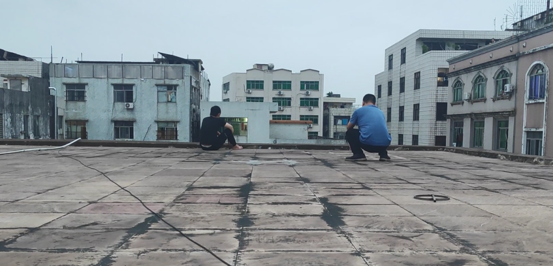 一男子欲跳楼轻生,消防员“回手掏”成功救援休闲区蓝鸢梦想 - Www.slyday.coM 一男子欲跳楼轻生,消防员“回手掏”成功救援休闲区蓝鸢梦想 - Www.slyday.coM