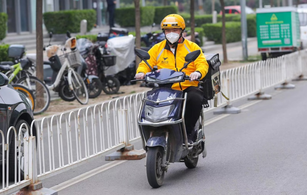 办法比困难多北京暂停堂食餐饮员工成共享外卖骑手