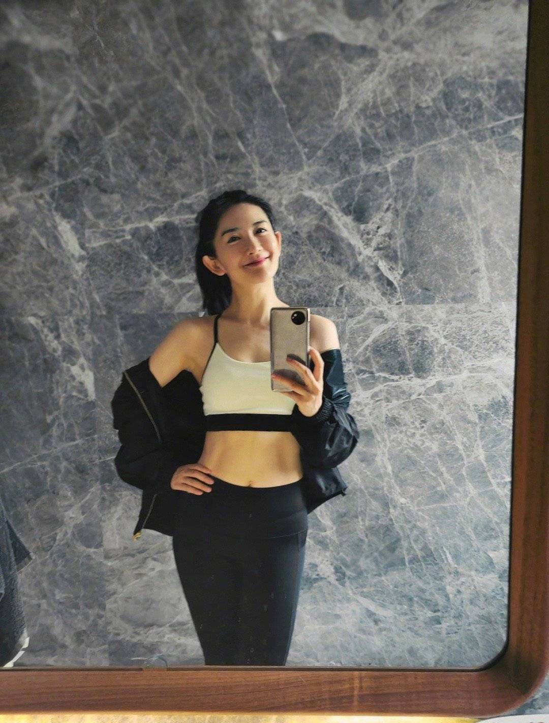 谢娜晒两次产后马甲线秀好身材称要做更好的自己