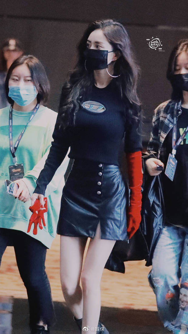 杨幂穿一身黑色紧身服装尽显凹凸好身材性感又神秘