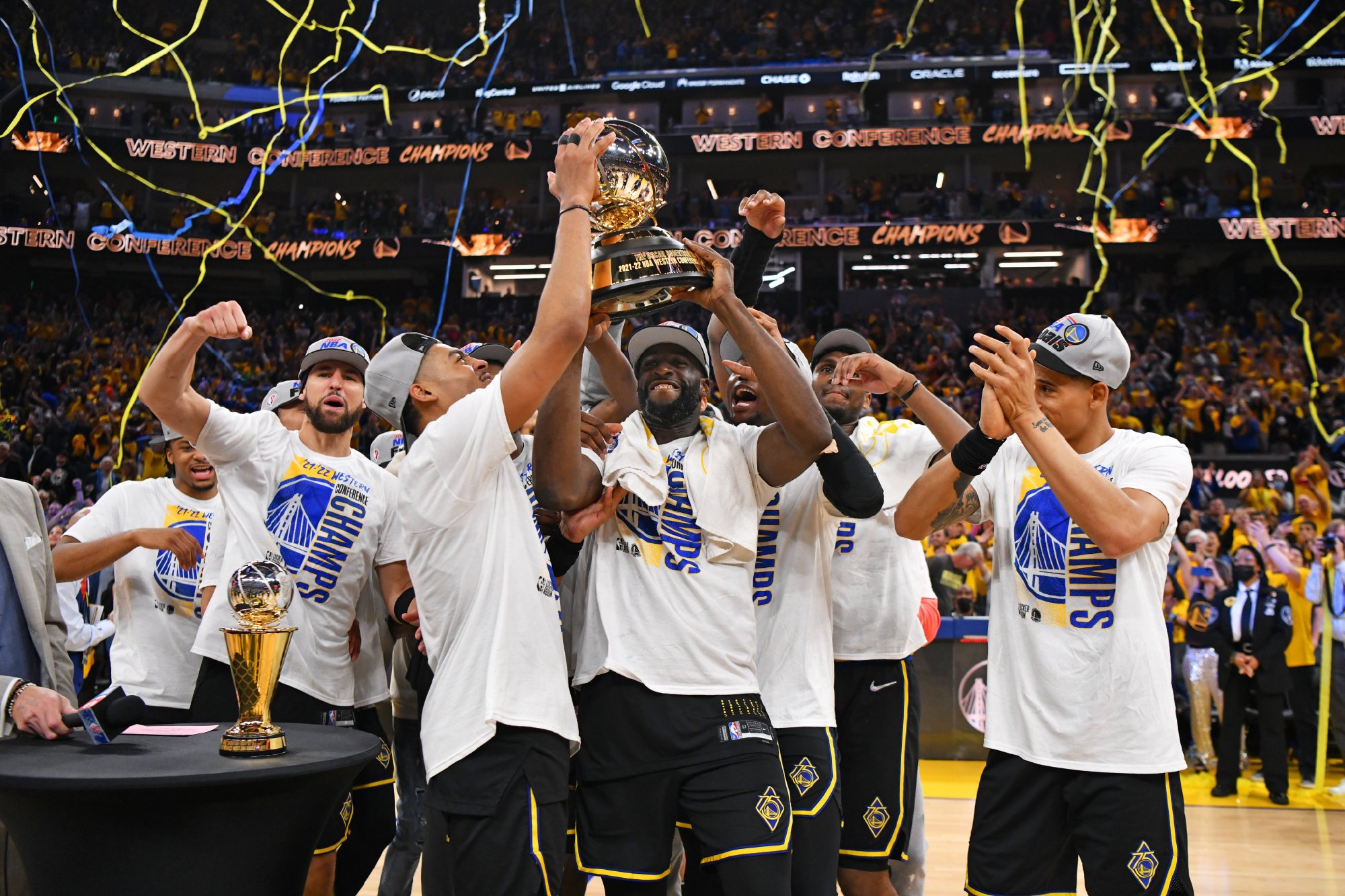 勇士举起冠军奖杯库里举动让人动容躲到最后面把舞台让给兄弟