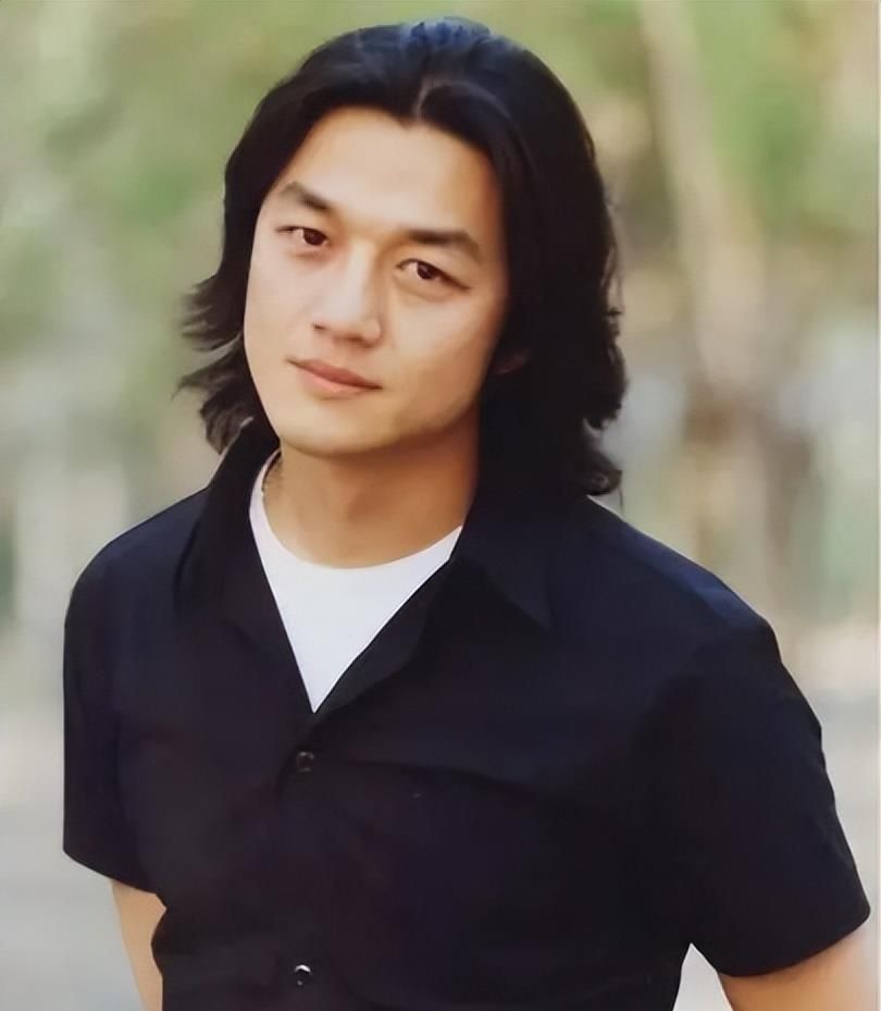 柯蓝被李亚鹏的帅气吸引,李亚鹏也称赞她的才华,贪恋她的资源.