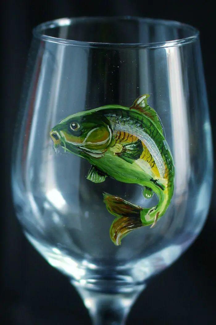 动物被困玻璃杯中，人们刚要去解救，凑近才发现大可不必休闲区蓝鸢梦想 - Www.slyday.coM