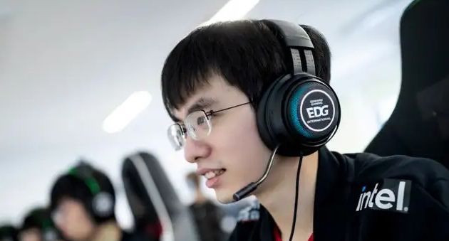 世界冠军上单特训Bin的船长！EDG助RNG夺MSI冠军休闲区蓝鸢梦想 - Www.slyday.coM
