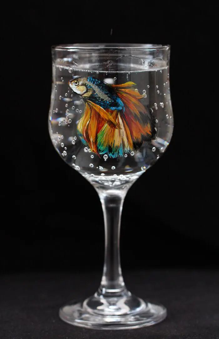 动物被困玻璃杯中，人们刚要去解救，凑近才发现大可不必休闲区蓝鸢梦想 - Www.slyday.coM