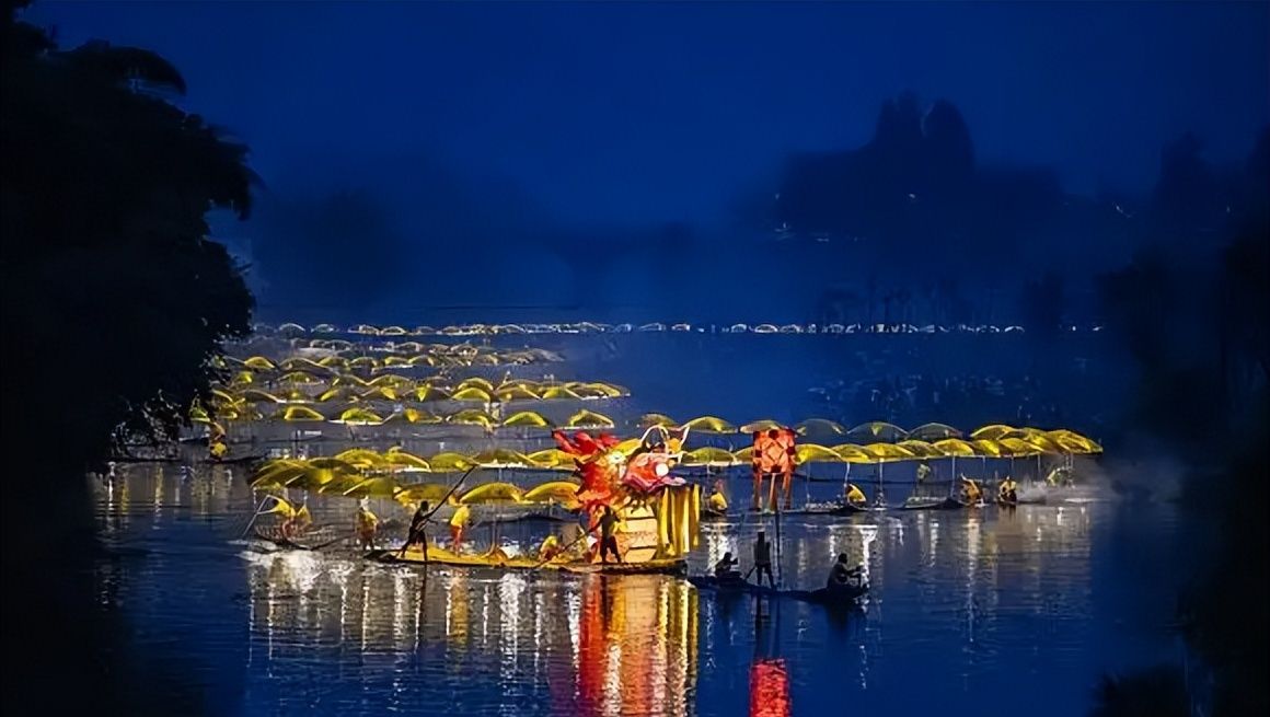 中国式浪漫桂林遇龙河700米巨龙巡游