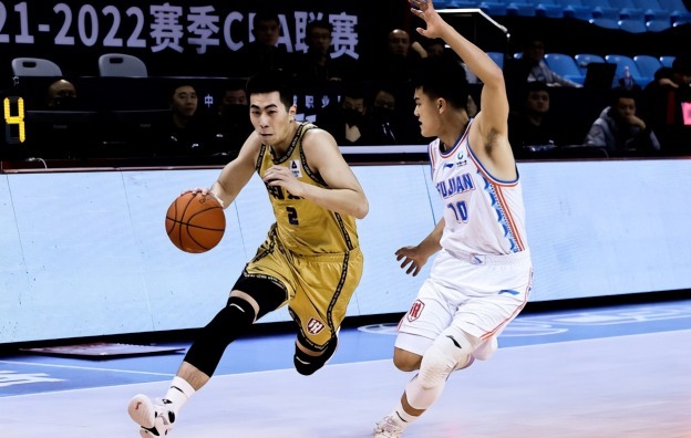 不过由于后卫位置竞争激烈,关宁始终没有进入辽宁男篮的cba阵容,去年