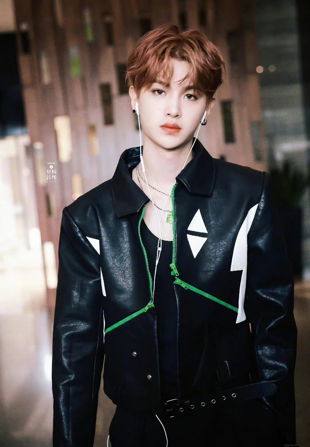 走路带风的霸总氛围感,弟弟的超a气场也太让人心动了吧黄明昊皮衣造型