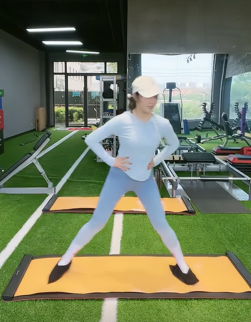 扭臀提胯姿势迷人,皮肤白嫩似剥壳鸡蛋|瑜伽垫|赵奕欢|皮肤_新浪新闻