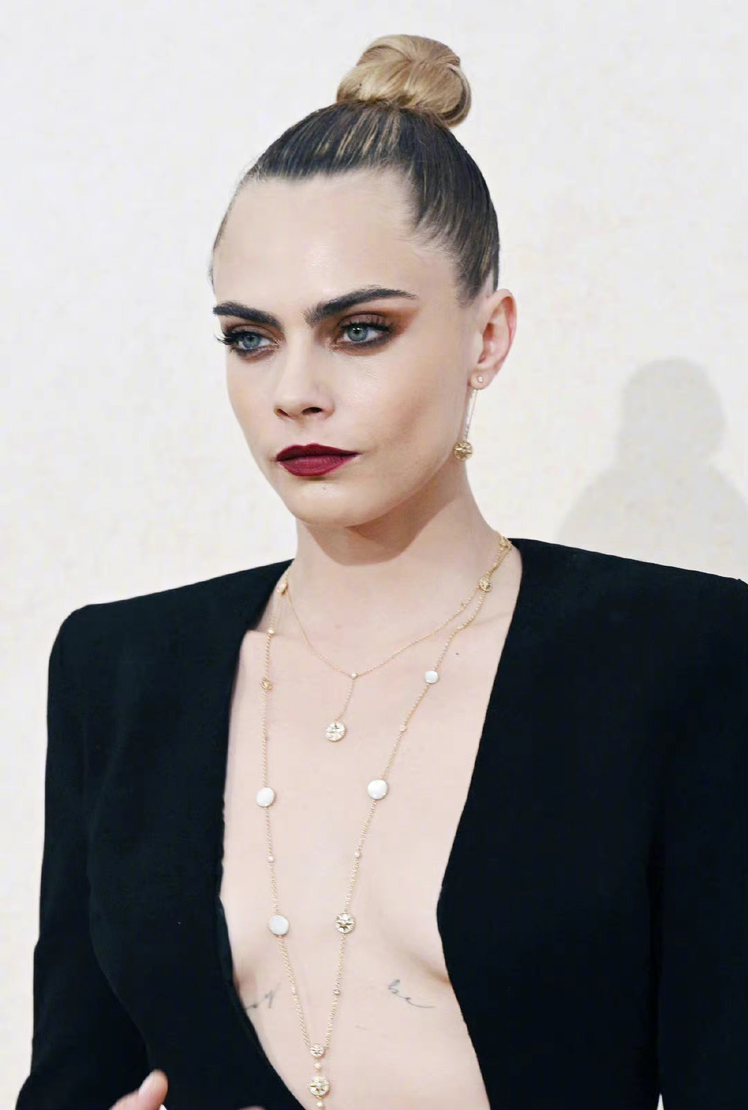 caradelevingne一袭凌厉剪裁的黑裙亮相戛纳amfar慈善晚宴