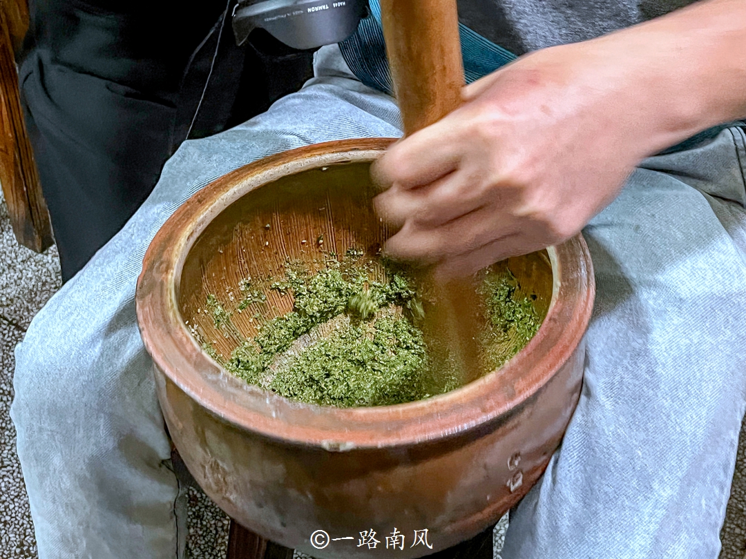 一般用新鲜的茶叶,金不换,苦枥芯,猪麻丝,紫苏,炒苏的花生米,芝麻作为