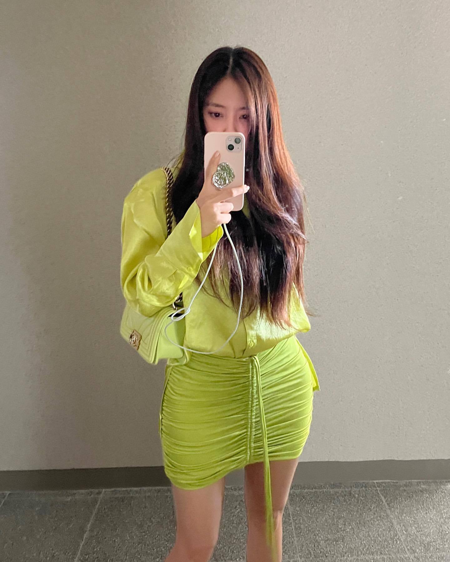 腿比奢华包包更吸睛tara孝敏公开近况穿紧身裙秀美腿