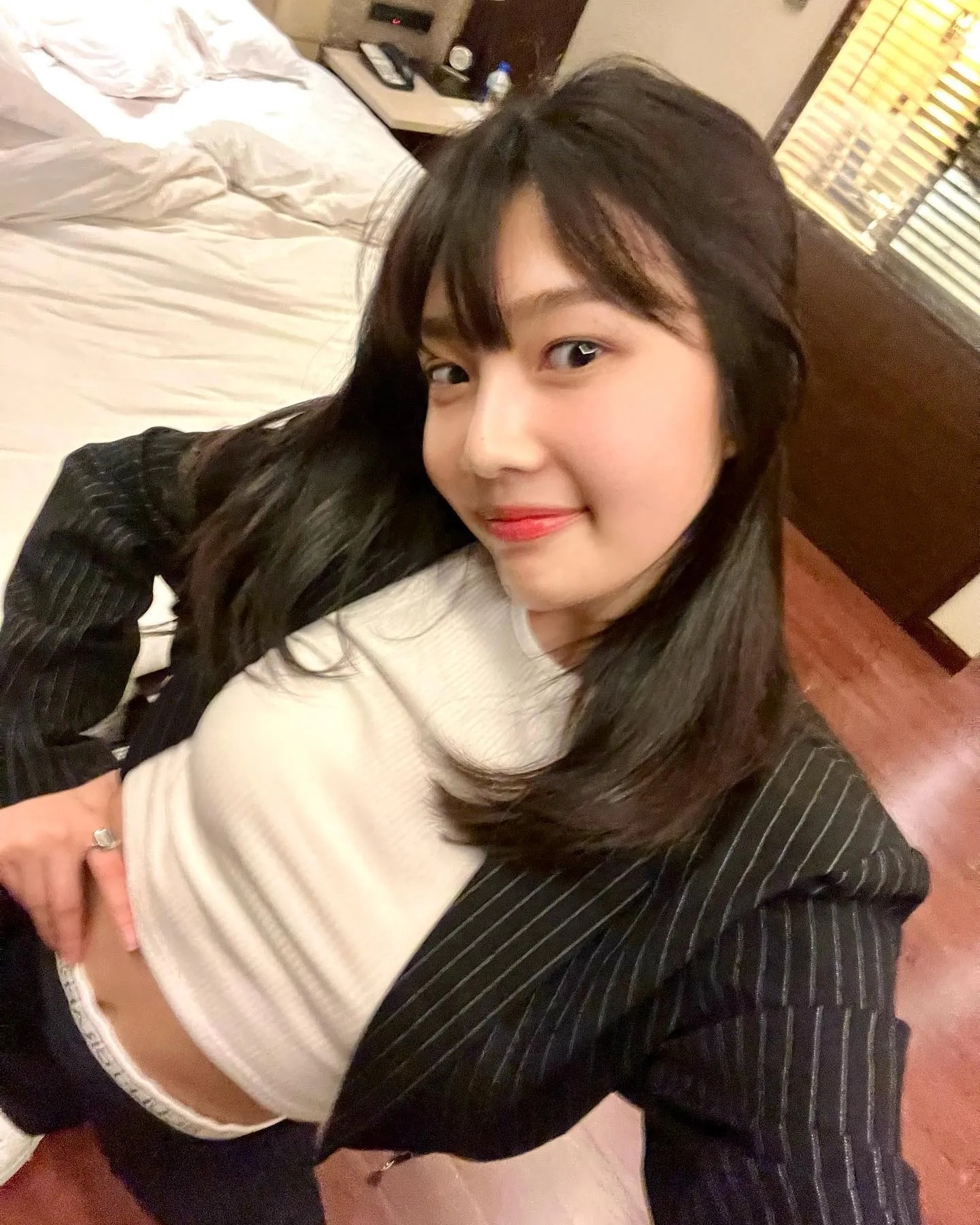 redvelvet朴秀荣露脐上衣酒店自拍炫耀纤细腰身秀苗条身材