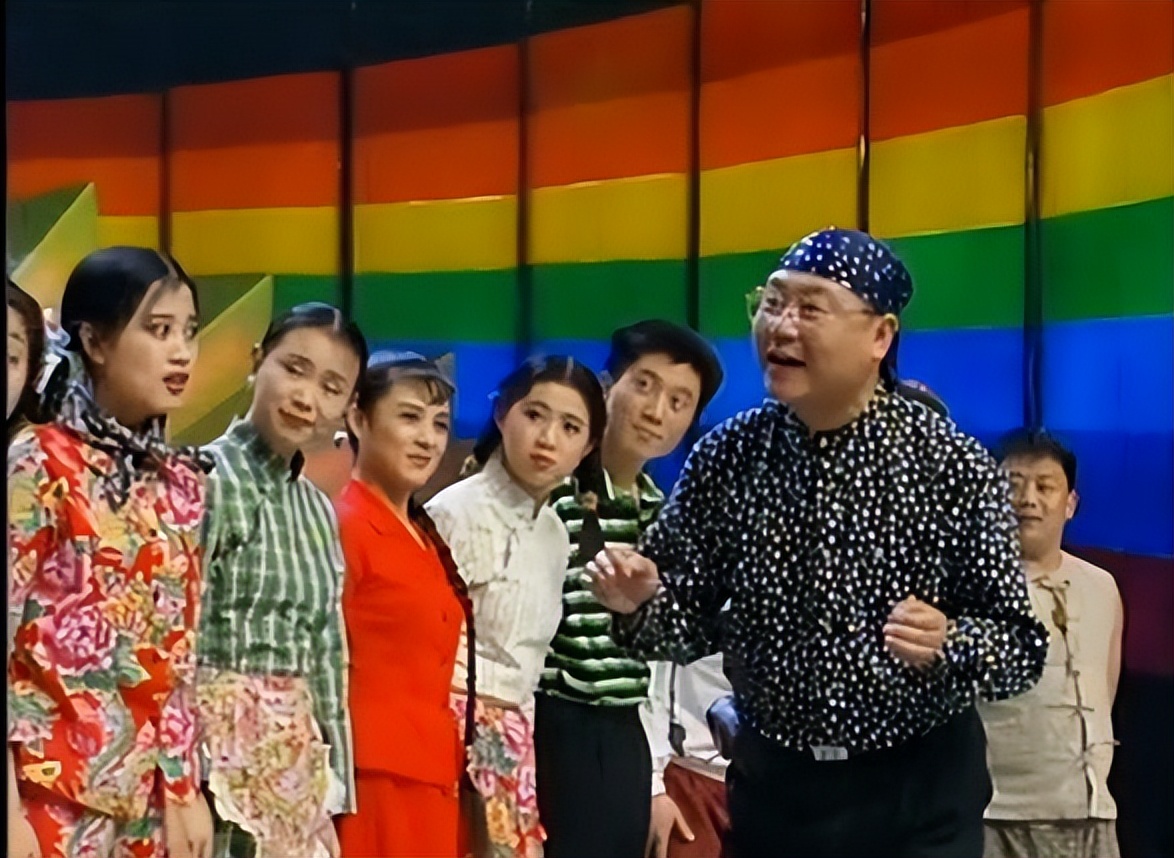 之后两年春晚,《三鞭子》,《红高粱模特队》锤炼了范伟的舞台技艺.