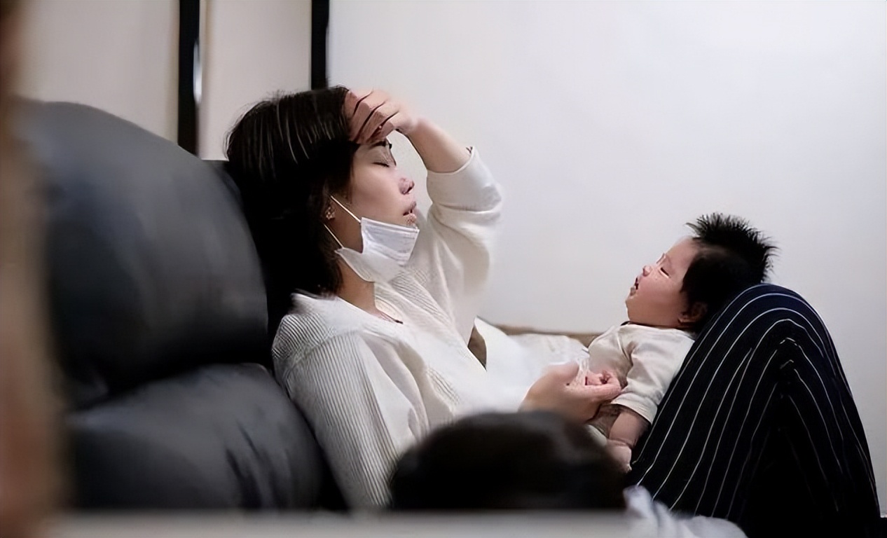 女子哄娃2小时崩溃狂扇自己耳光独自带娃的心酸当妈的都懂