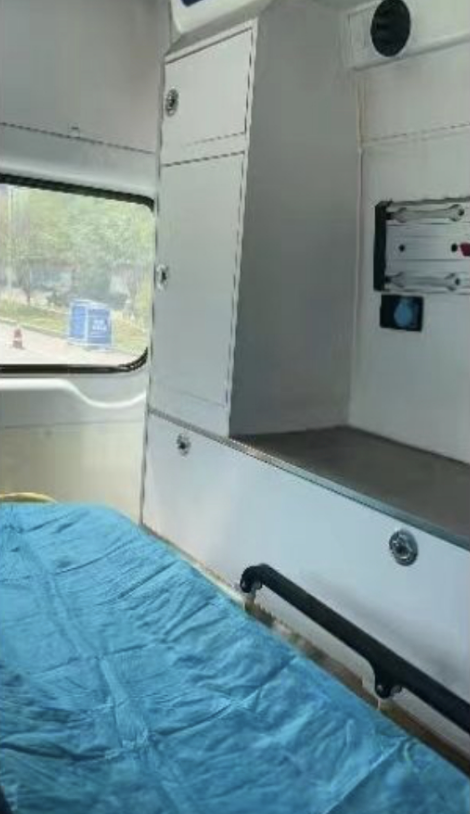 同时,金莎也晒出了自己在救护车上的照片,从她本人拍摄的照片来看