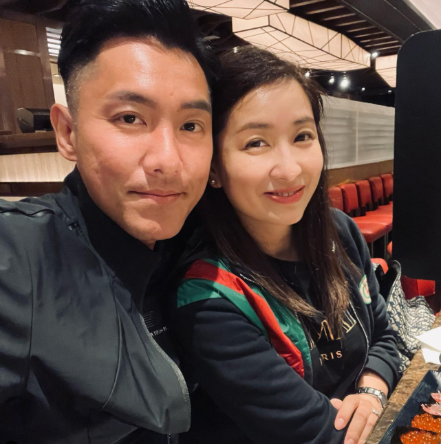 tvb小生张颖康陪太太吃饭享受浪漫还独自带3个子女去吃饭逛街