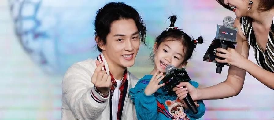 恭喜戚薇李承铉晒全家福官宣二胎夏天来了请大家吃瓜