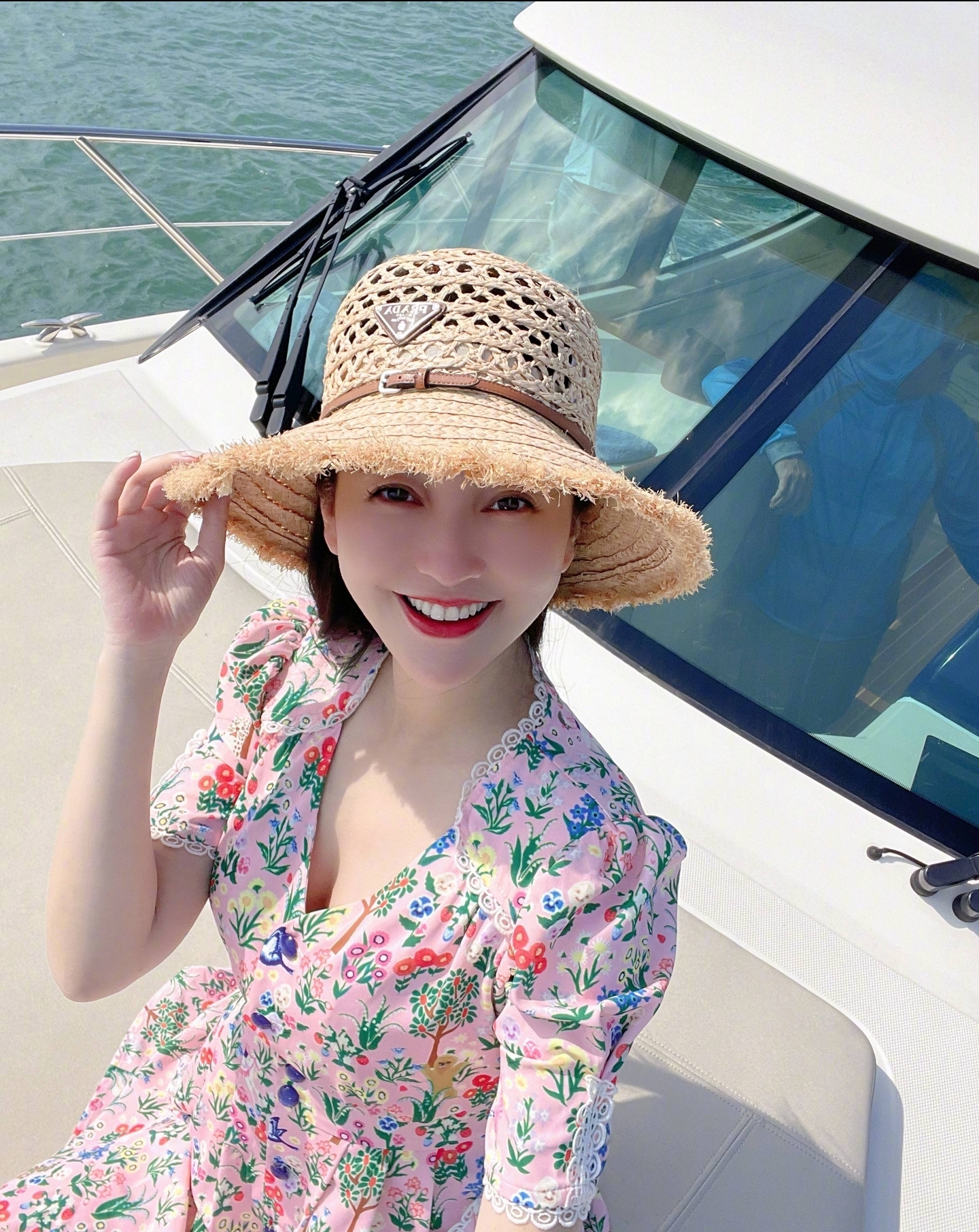 女歌手金莎确诊感染新冠，被救护车从酒店拉走，疑似晒朋友圈道歉休闲区蓝鸢梦想 - Www.slyday.coM