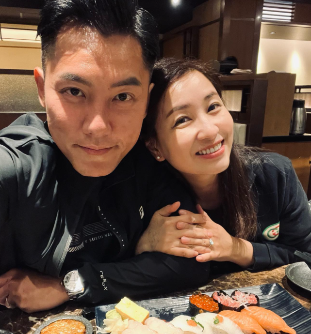 tvb小生张颖康陪太太吃饭享受浪漫还独自带3个子女去吃饭逛街