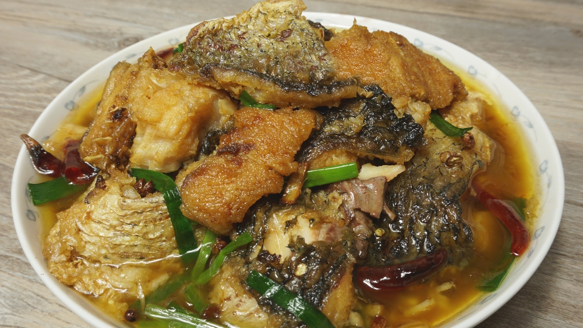 美味的香辣煎鱼块