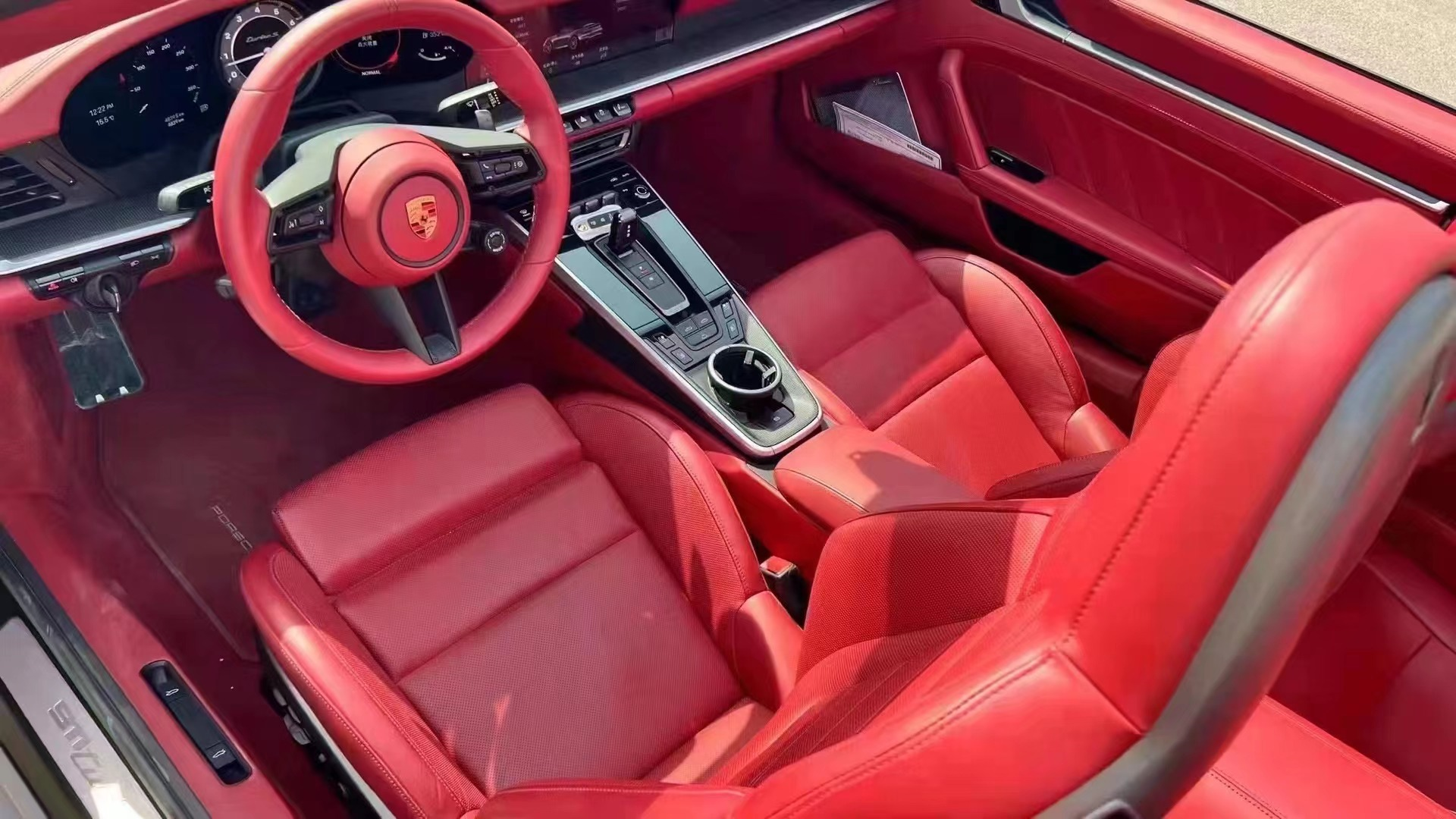 保时捷992turbos敞篷稀有白红搭配颜色